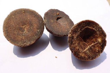 Beyaz arkaplanda avuç içi tırtıklı