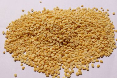 beyaz arkaplanda beyaz urad dal