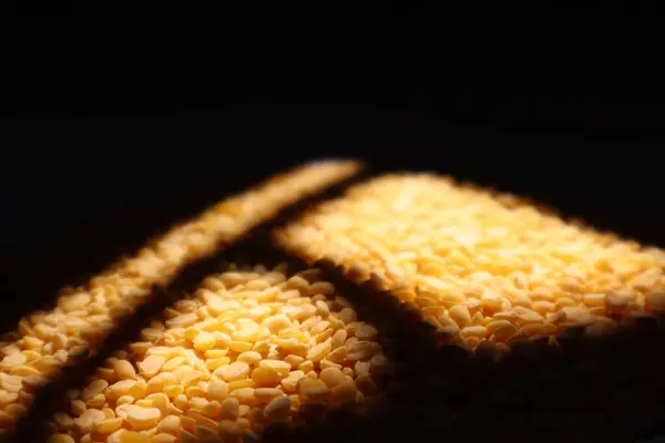 Gölgelerde beyaz urad dal