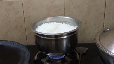 Gaz sobasında pirinç kaynıyor.