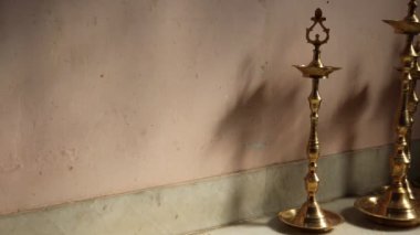 Aydınlatıcı Devotion: Derin Vilakku İlahi Önünde