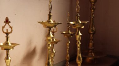 Aydınlatıcı Devotion: Derin Vilakku İlahi Önünde