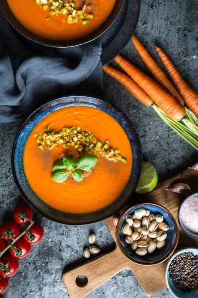 Sopa Tomate Zanahoria Cubierta Con Pistachos Picados Servidos Plato Cerámica Imagen De Stock
