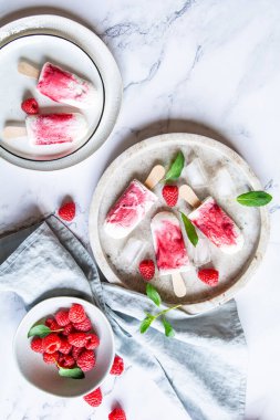 Buzlu ve meyveli ev yapımı ahududulu dondurma.