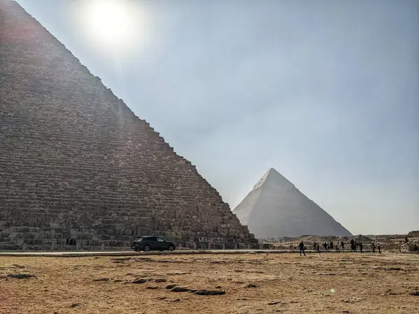 Giza 'nın görkemli piramitleri Mısır çölünde dimdik duruyordu..