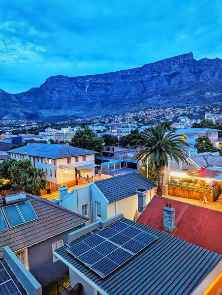 Cape Town, Güney Afrika 'nın ikonik çatıları gün batımının sıcacık parıltısıyla yıkandı..