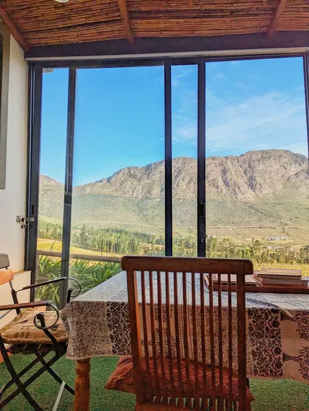 Cape Town şarap bölgesindeki verandadan harika bir dağ manzaralı rahat bir kulübe..