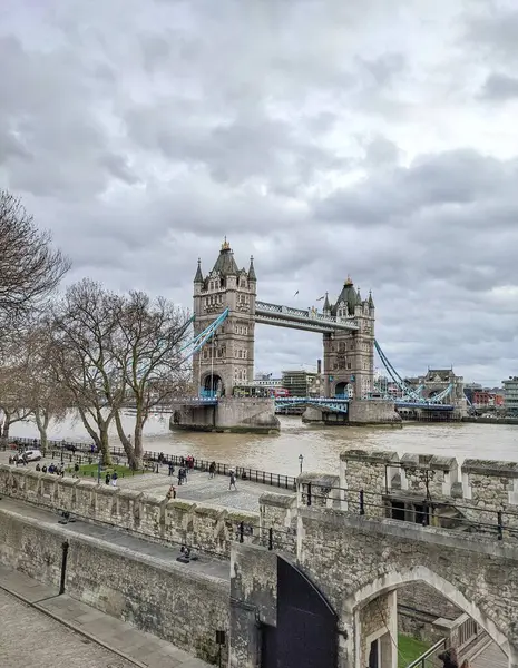 Londra 'da Thames Nehri' ni kaplayan İkonik Kule Köprüsü bulutlu bir günde ele geçirildi..