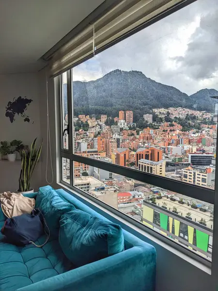 Kolombiya, Bogota 'nın hareketli şehir manzarası karşısında rahat bir oturma odasından nefes kesici bir manzara..