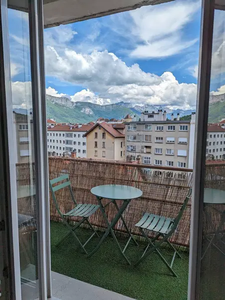 Fransa 'nın Annecy kentinin manzaralı balkonundan büyüleyici bir manzara..