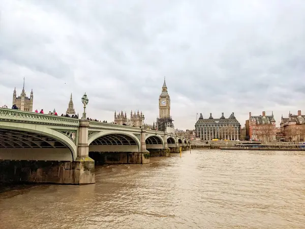 Londra, İngiltere 'deki ikonik Büyük Ben ve Parlamento Binaları Thames Nehri' nin karşısından ele geçirildi..