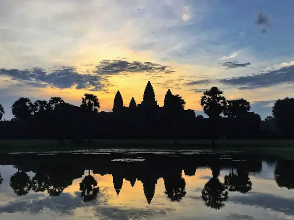 İkonik Angkor Wat tapınağı kompleksi güneşin altın renklerinde yıkandı..