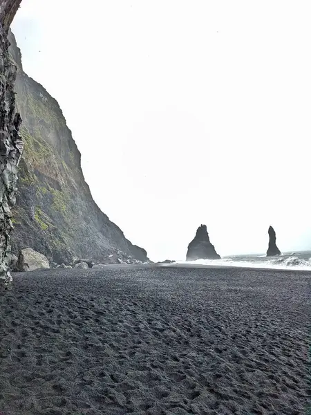 İzlanda 'daki Reynisfjara' nın çarpıcı siyah kumlu plajı dramatik manzarasıyla bilinir..