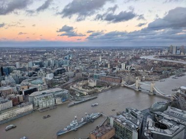 Londra 'daki Thames Nehri' nin panoramik manzarası ikonik işaretleri yakalıyor ve hareketli şehir manzarasını yakalıyor..