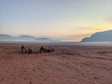 Ürdün 'deki Wadi Rum Çölü' nün görkemli manzarası dramatik manzarasını ve doğal güzelliğini gözler önüne seriyor..