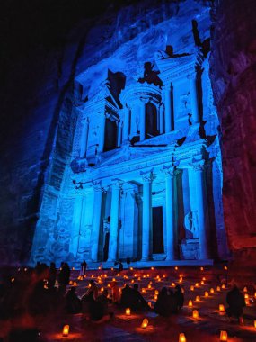 Ürdün 'ün eski Petra kenti, gece güzelce aydınlatılmış, büyülü bir atmosfer yaratıyor..