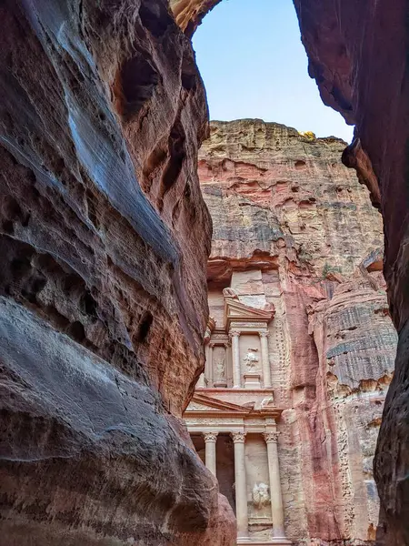 Ürdün 'ün Petra kentindeki Hazine' nin çarpıcı manzarası muhteşem kaya kesimi mimarisini vurguluyor..