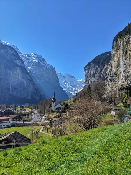 İsviçre 'deki nefes kesici Lauterbrunnen Vadisi, çarpıcı şelaleleri ve dağlık güzelliğiyle tanınıyor..