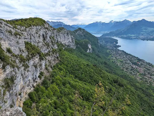 Fransa, Annecy 'de manzaralı bir yürüyüş yolu. Çevredeki dağların nefes kesici manzaralarını ve bereketli manzaraları sunuyor..