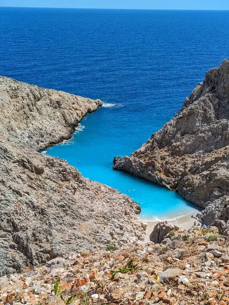Bu görüntü, Girit, Chania yakınlarındaki Seitan Limania plajını kristal berrak sular ve pitoresk bir manzarayla yakalıyor..