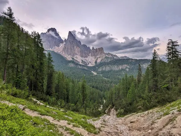 İtalya 'daki Dolomitlerin çarpıcı panoramik manzarası, engebeli zirveler ve yemyeşil vadilerle.