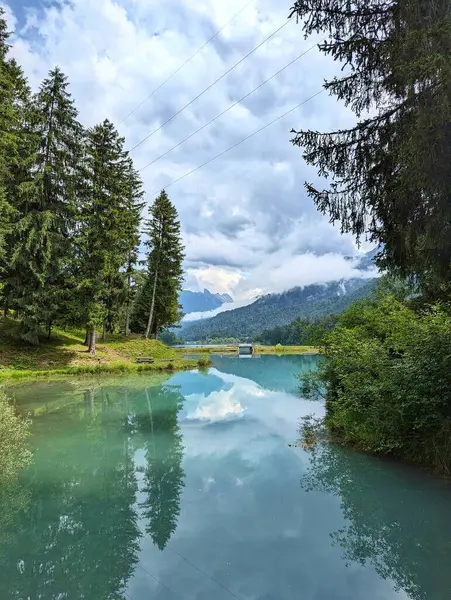 İtalyan Alpleri 'nin Dolomitler bölgesinde görkemli dağlarla ve yemyeşil yeşilliklerle çevrili güzel bir göl. Burası doğa severler ve doğa meraklıları için mükemmel bir yer..