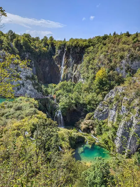 Hırvatistan 'ın Plitvice Lakes Ulusal Parkı' nda yemyeşil bir manzara ve sakin sular el değmemiş doğal güzelliğini sergiliyor..