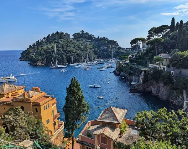 Portofino 'nun göz kamaştırıcı manzarası, İtalyan Riviera' sı boyunca uzanan pitoresk limanı ve canlı pastel binaları sergiliyor..