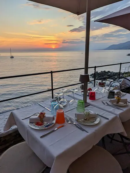 Portofino yakınlarındaki rahat bir sahil restoranında restoranlara Akdeniz ve İtalyan Riviera kıyı şeridi manzarası sunuluyor..