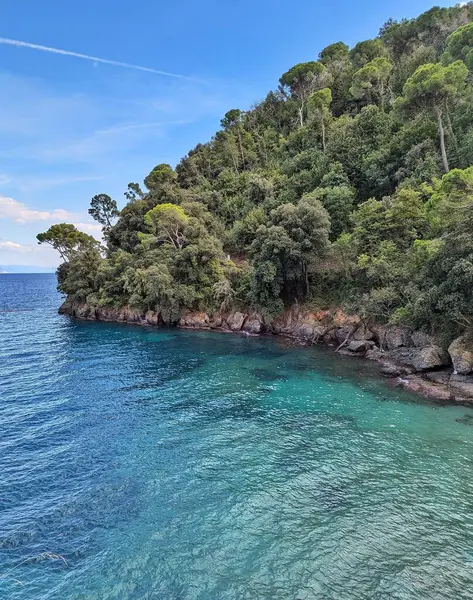 Portofino yakınlarındaki muhteşem sahil manzarası, yemyeşil tepelerin, İtalyan Rivierası boyunca uzanan gök mavisi Akdeniz ile buluştuğu yer..