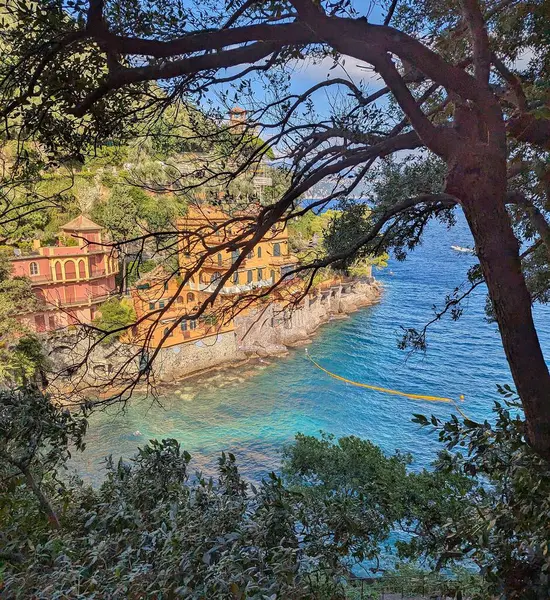 Portofino yakınlarında renkli binalar ve Akdeniz 'in İtalyan Rivierası boyunca güzel bir zemin oluşturduğu büyüleyici bir kasaba manzarası..