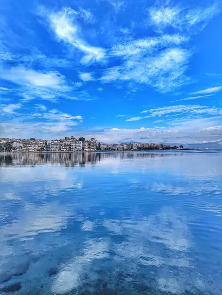 Yunanistan 'ın Chalcis kentindeki Eski Köprü' den panoramik bir manzara, suda güzel yansımalar gösteriyor.