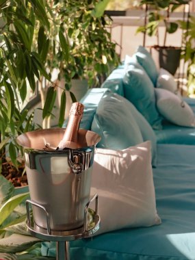 Restoranda buzlu bir kovada bir şişe şampanya.