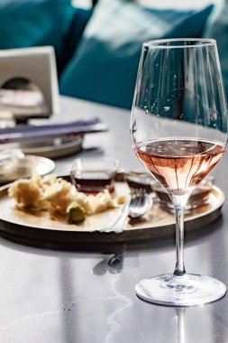 Şampanyalı şarap kadehi restoranda masanın üstünde.