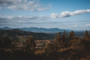 Bu çarpıcı manzara, açık mavi gökyüzünün altında Güney Afrika 'nın engin, yuvarlanan tepelerini ve uzak dağlarını yakalar. Seyahat, doğa ve kırsal kesimin güzelliğini vurgulayan manzaralı içerik için mükemmel..