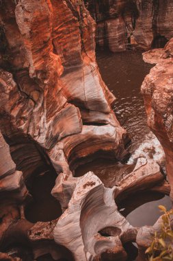Burks Luck Potholes 'in büyüleyici manzarası ve Güney Afrika' da yakınlardaki bir şelale çarpıcı oymalı kaya oluşumlarını ve sakin su akışını gözler önüne seriyor..