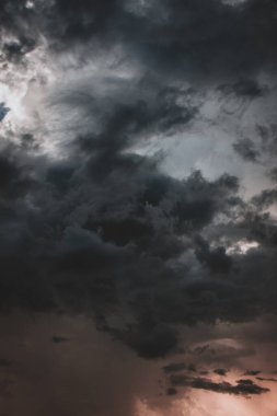Zambezi Nehri 'nin üzerinde dönen kara fırtına bulutlarının büyüleyici bir görüntüsü dramatik ve öngörücü bir atmosfer yaratarak her türlü projede ruh halini ve yoğunluğu uyandırır..