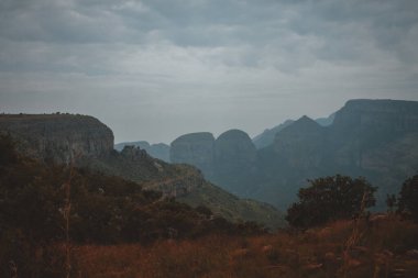 Güney Afrika 'daki Tanrı' nın Penceresinden çarpıcı bir manzara çarpıcı kaya oluşumları ve yemyeşil yaşam doğa belgeselleri ve seyahat meraklıları için mükemmel.