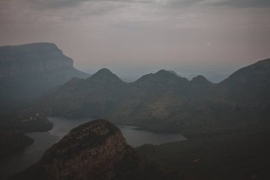 Güney Afrika 'daki Tanrı' nın Penceresinden Blyde Nehri Kanyonu 'na çarpıcı bir hava manzarası dramatik uçurumlar ve yemyeşil alanlar, doğa belgeselleri ve seyahat meraklıları için ideal.