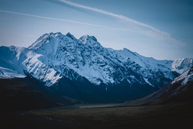 Alaska 'nın karlı zirvelerinin hayranlık uyandıran güzelliğine dalmak. Bu çarpıcı manzara Alaska 'nın sakin ve görkemli doğasını yansıtıyor. Seyahat ve macera temaları için mükemmel..
