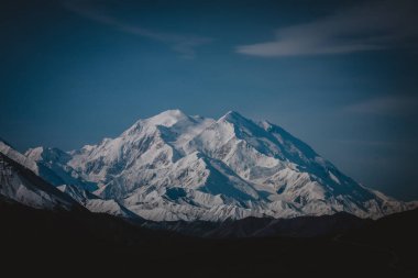Alaska 'nın kar kaplı dağlarının hayranlık uyandıran görkemini yakalayın. Bu nefes kesen manzara, doğa, seyahat ve macera temaları için ideal yüksek tepeler ve el değmemiş kar içerir..