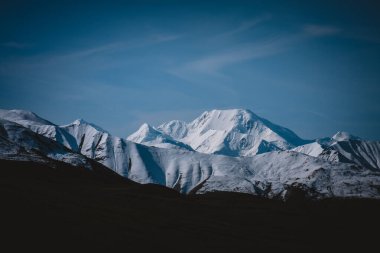 Alaska 'nın karla kaplı dağlarının ilham verici güzelliğini yakalayın. Bu çarpıcı manzara macera, doğa ve vahşi doğa temaları için mükemmeldir, dinginlik ve ihtişam hissi uyandırır..