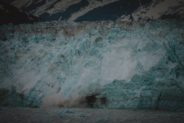 Alaska 'nın buzlu sularına devasa buzağılar gibi, doğanın hayranlık uyandırıcı gücünü tecrübe edin. Çevre ve seyahat temalı projeler için mükemmel bir fotoğrafta yer alın..