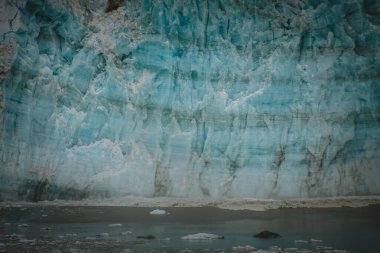 Alaska 'nın buzul oluşumlarının dingin güzelliğine dalın, çarpıcı mavi renkleri ve karmaşık buz dokularını yakalayın. Doğa belgeselleri ve çevre kampanyaları için ideal.