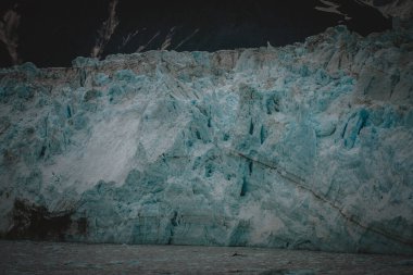 Alaska 'daki bir buzulun hayranlık uyandıran güzelliğini canlı bir şekilde yakalayın. Doğa belgeselleri, eğitim içeriği ve çevre farkındalığı projeleri için mükemmel.