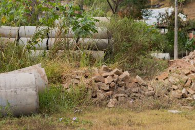 Ormanda bir yığın metal kütük.