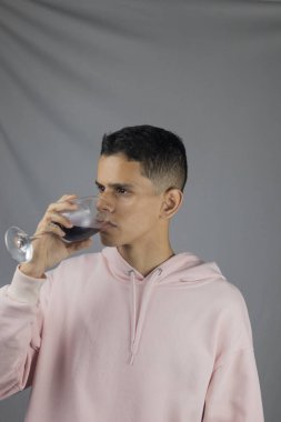 Pembe şaraplı genç erkek model.