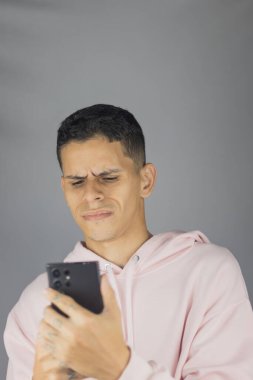 Genç adam cep telefonu kullanıyor.