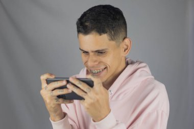 Cep telefonlu genç Latin adam.