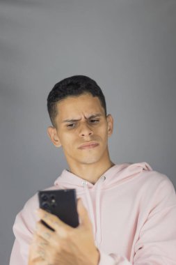 adam tutarak cep telefonu